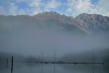 <p>วิวสลัวๆ ของทะเลสาบไทโชะ (Taisho) ในทะเลหมอกยามเช้า มีภูเขายะเกะ (Yake) โผล่หน้าผ่านผ้าคลุมสีขาว</p>